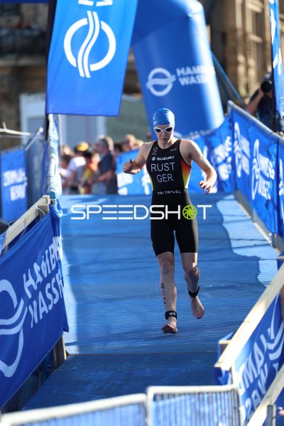 Triathletin im Zieleinlauf am Jungfernstieg Hamburg