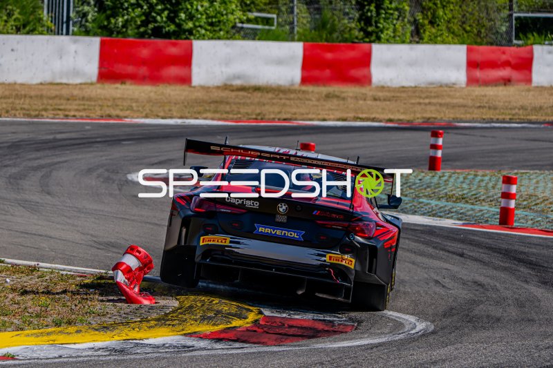 BMW M4 GT3 Evo von Schubert Motorsport nimmt enge Kurve am Nürburgring