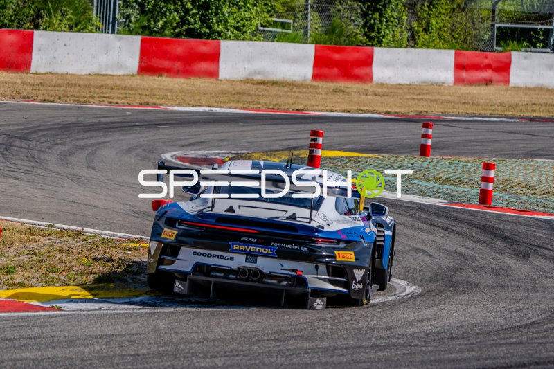 Porsche 911 GT3 R #41 von Razoon - more than Racing in der Kurve am Nürburgring
