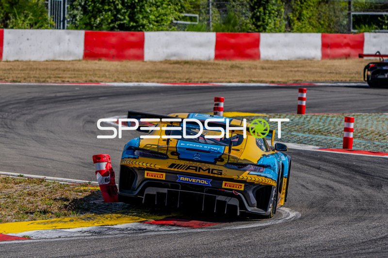 Mercedes-AMG GT3 in gelb-blauer Livery in der Kurve am Nürburgring