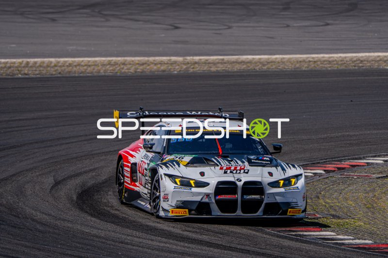 BMW M4 GT3 Evo #56 von Schubert Motorsport in der Kurve am Nürburgring
