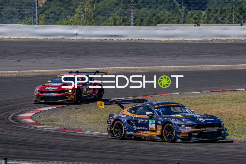 Ford Mustang GT3 Evo #1 von Haupt Racing Team führt #2 am Nürburgring