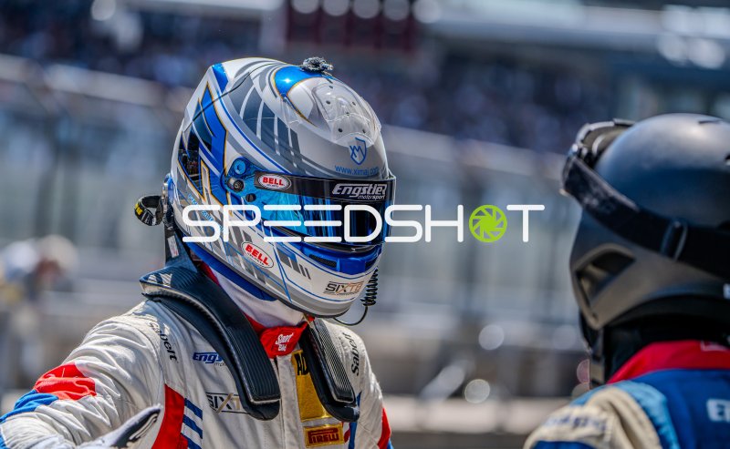 Finn Zulauf (Liqui Moly Team Engstler) im Gespräch in der Boxengasse am Nürburgring