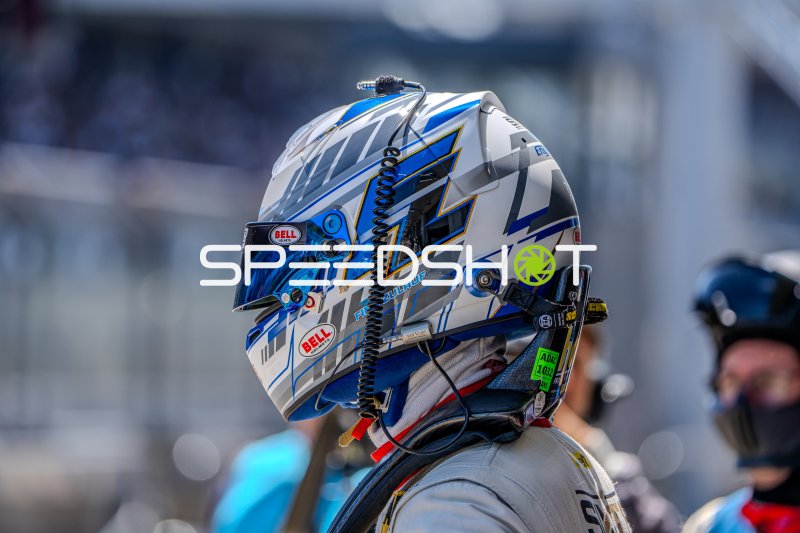 Finn Zulauf im Bell-Helm in der Boxengasse am Nürburgring