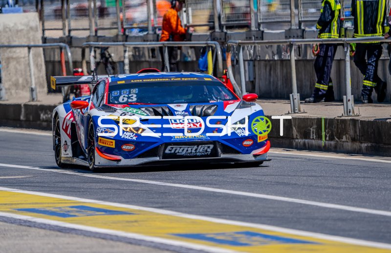 Lamborghini Huracán GT3 Evo 2 #63 von Liqui Moly Team Engstler in der Boxengasse am Nürburgring