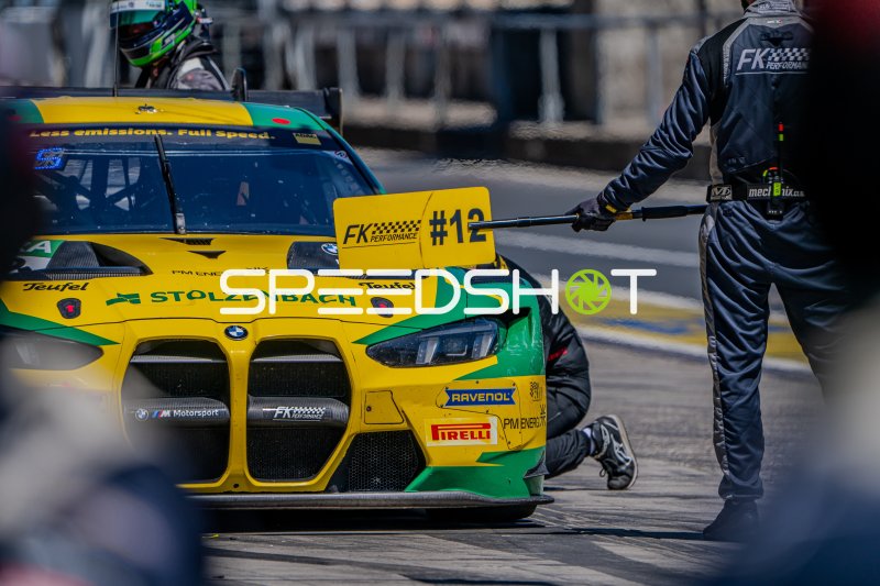 BMW M4 GT3 Evo #12 von FK Performance Motorsport beim Boxenstopp am Nürburgring