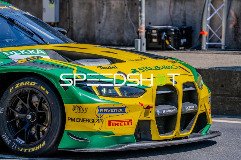 BMW M4 GT3 Evo #12 von FK Performance Motorsport in der Boxengasse am Nürburgring