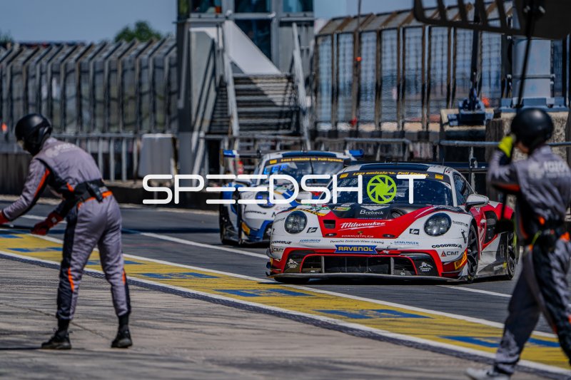 Porsche 911 GT3 R #41 von Razoon - more than Racing in der Boxengasse am Nürburgring