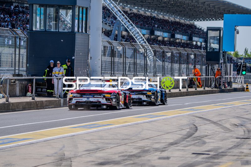 Porsche 911 GT3 R #41 von Razoon Racing und Audi R8 LMS #77 an der Boxengasse am Nürburgring