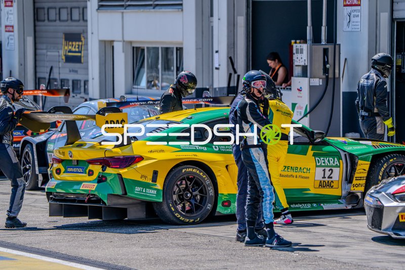 BMW M4 GT3 Evo #12 von FK Performance Motorsport beim Boxenstopp am Nürburgring