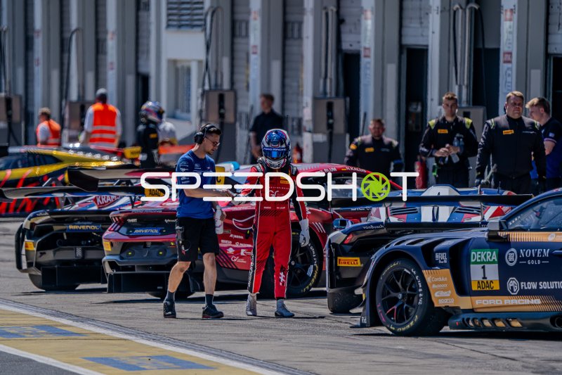 Handshake in der Boxengasse am Nürburgring – Ford Mustang GT3 Evo #1
