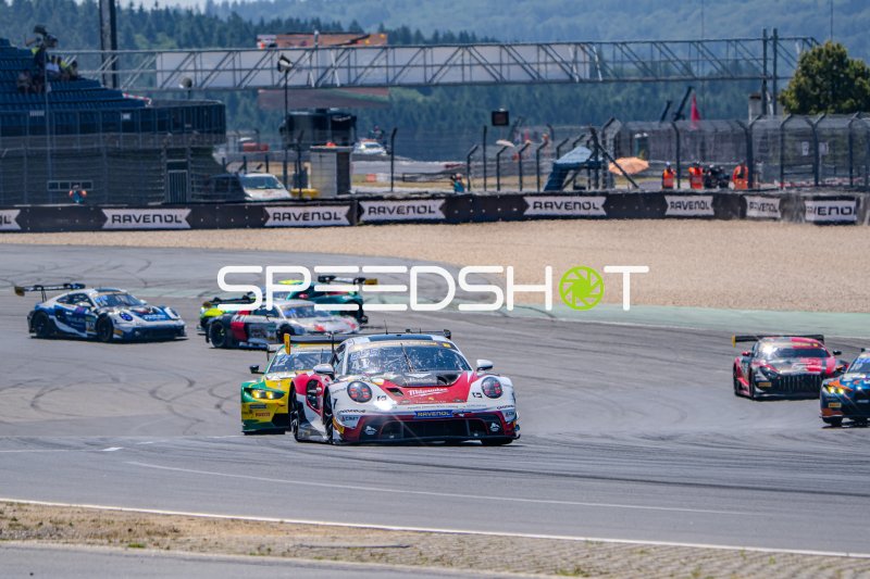 Porsche 911 GT3 R #41 von Razoon - more than Racing führt das Feld am Nürburgring