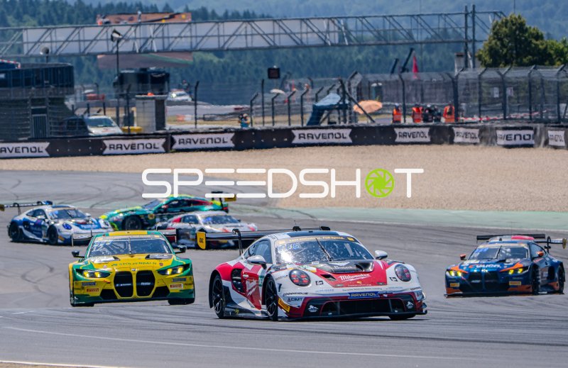 Porsche 911 GT3 R Evo #14 von Razoon - more than Racing führt das Feld am Nürburgring an