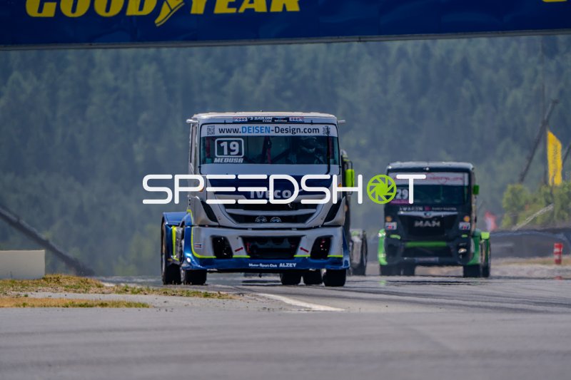 Iveco #19 führt vor MAN #29 (Christian Ruppert) am Nürburgring