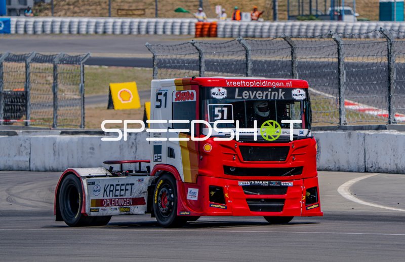 Renn-Truck #51 (Truckracingteam Kreeft) in der Kurve am Nürburgring