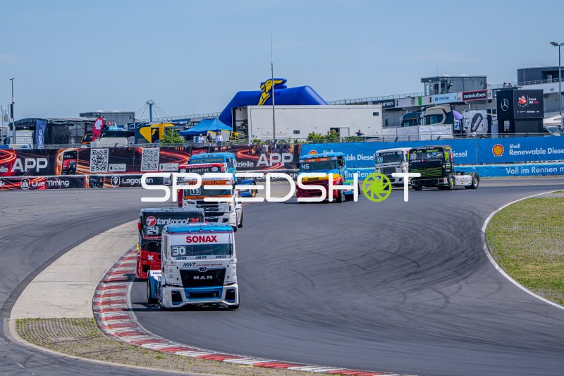 Truck-Racing am Nürburgring: MAN #30 von Sascha Lenz führt das Feld an