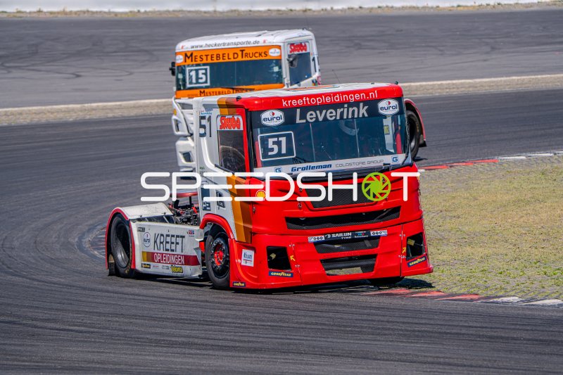 Truck #51 (Truckracingteam Kreeft) führt vor #15 am Nürburgring