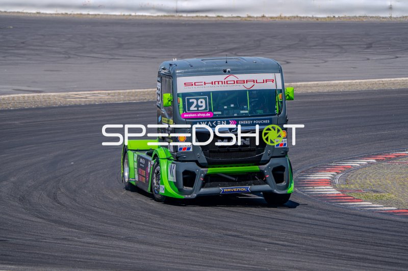 MAN Truck #29 von Christian Ruppert in der Kurve am Nürburgring