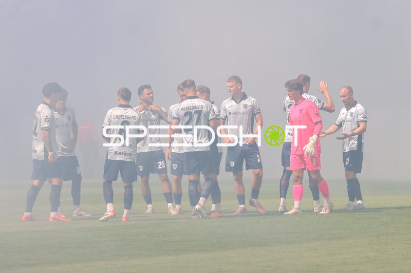 Jannis Lang (#3; SV Babelsberg 03) und Teamkollegen in dichtem Rauch