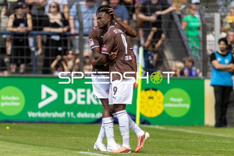 Abdoulie Ceesay (#9; FC St. Pauli) beim Torjubel mit Teamkollege