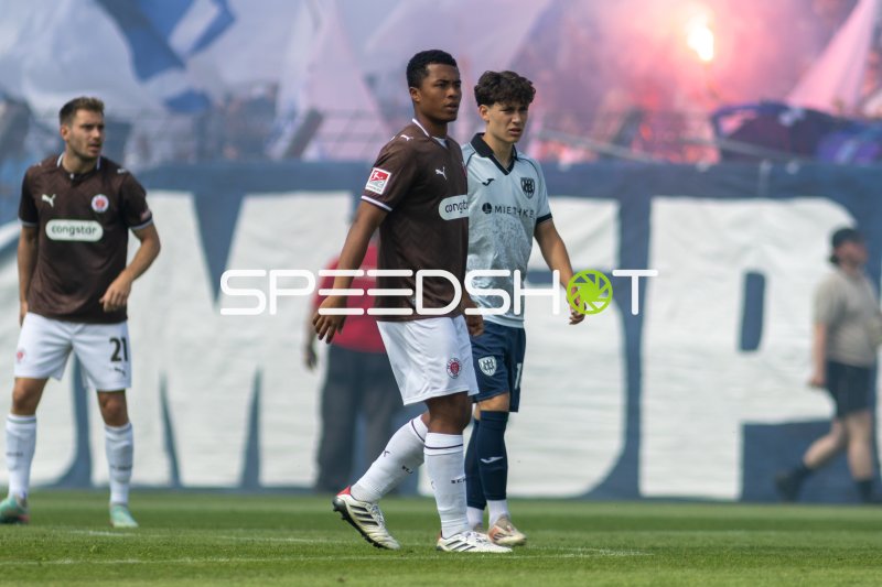 Joel Chima Fujita (#16; FC St. Pauli) und Lars Ritzka (#21; FC St. Pauli) im Spiel gegen Babelsberg