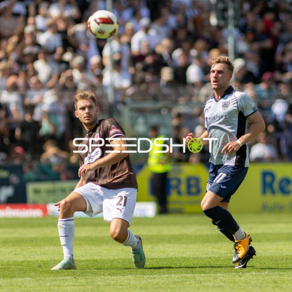 Lars Ritzka (#21; FC St. Pauli) und Tino Schmidt (#11; SV Babelsberg 03) im Zweikampf