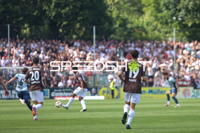 Mathias Rasmussen (#20; FC St. Pauli) im Spielaufbau gegen SV Babelsberg 03