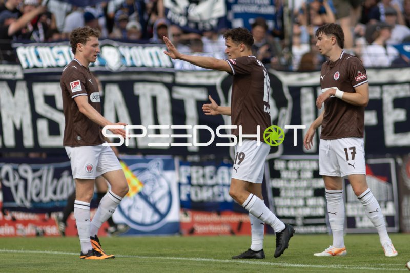 Martijn Kaars (#19; FC St. Pauli) bejubelt Tor mit Teamkollegen