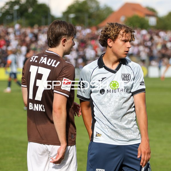 Scott Banks (#17; FC St. Pauli) und Babelsberg-Spieler auf dem Rasen