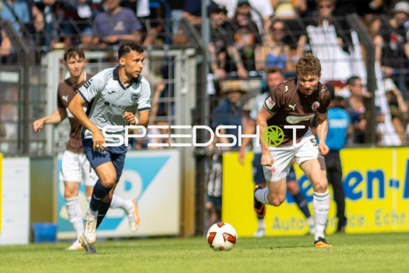 Samir Werbelow (#7; SV Babelsberg 03) im Laufduell mit Rawley St. John ( FC St. Pauli)