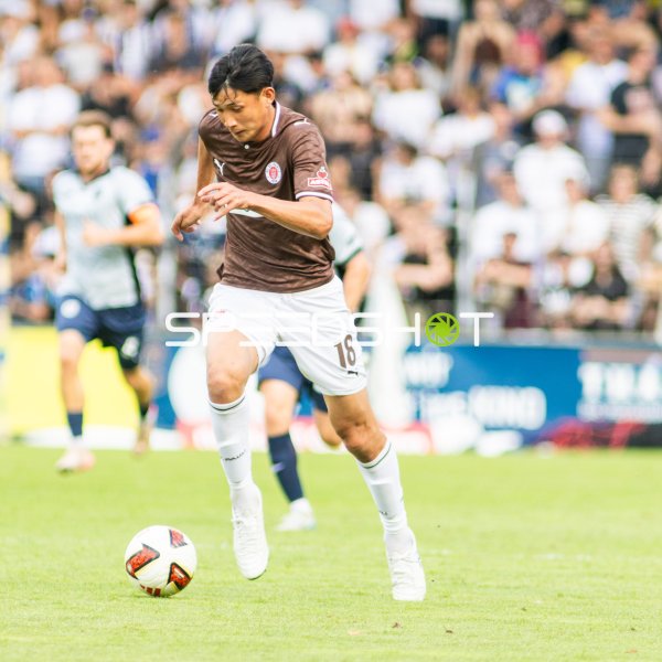Taichi Hara (#18; FC St. Pauli) am Ball im Angriff