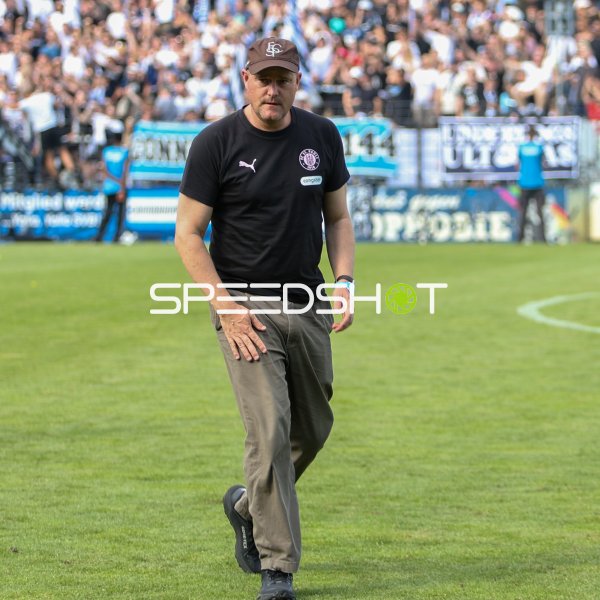 Präsident Oke Göttlich an der Seitenlinie im Karl-Liebknecht-Stadion