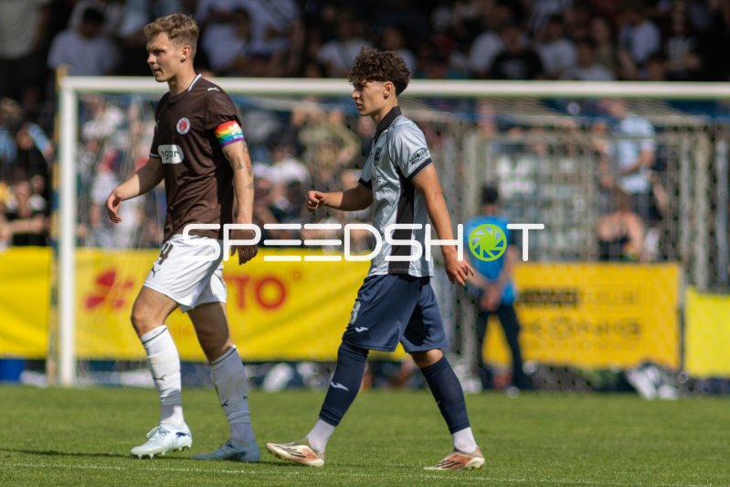 Zweikampf zwischen FC St. Pauli und SV Babelsberg 03 im Karl-Liebknecht-Stadion