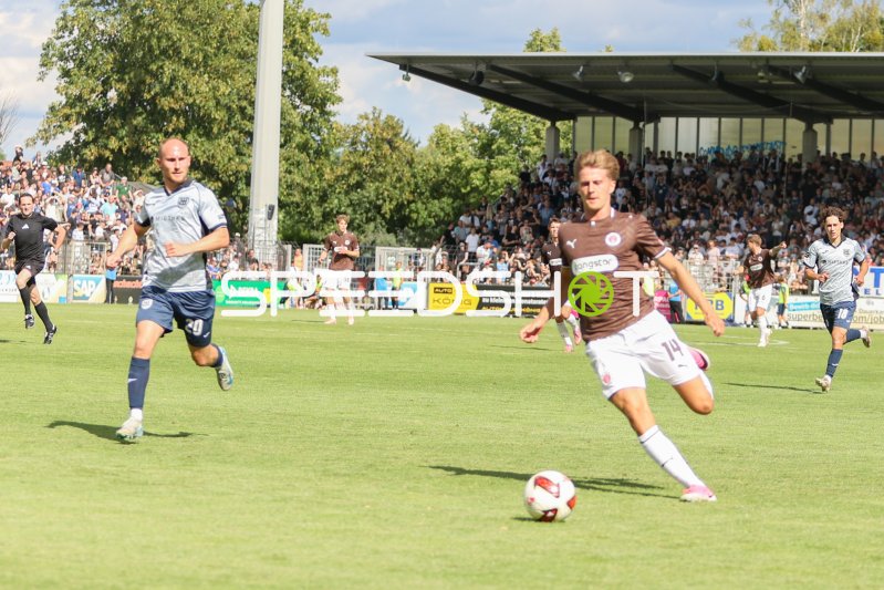 Erik Ahlstrand (#14; FC St. Pauli) am Ball vor Tobias Hasse (#20; SV Babelsberg 03)