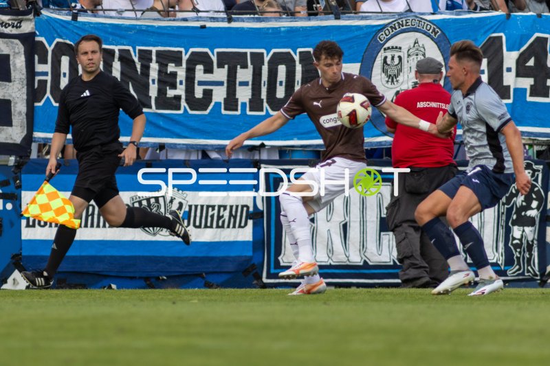 FC St. Pauli Spieler im Zweikampf gegen SV Babelsberg 03