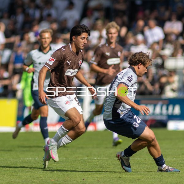 FC St. Pauli im Laufduell gegen SV Babelsberg 03 im Karl-Liebknecht-Stadion