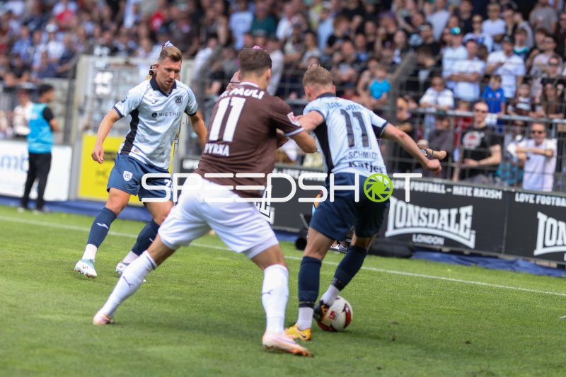 Gordon Büch (#27; SV Babelsberg 03) im Zweikampf gegen FC St. Pauli