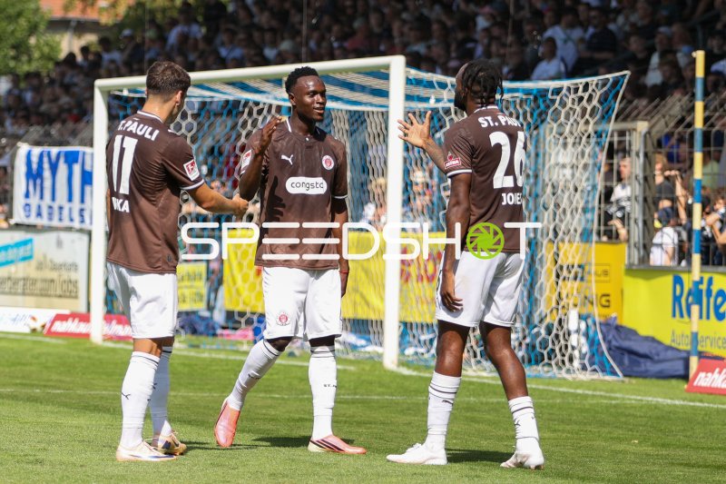 Abdoulie Ceesay (#9; FC St. Pauli) im Gespräch mit Teamkollegen