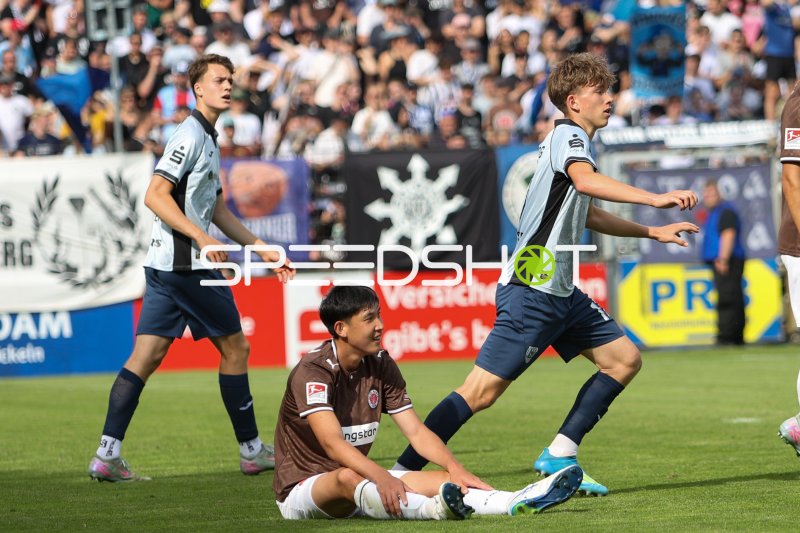 Taichi Hara (#18; FC St. Pauli) sitzt nach Zweikampf auf dem Rasen