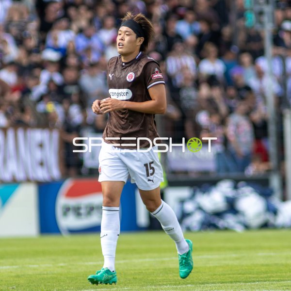 Tomoya Ando (#15; FC St. Pauli) im Laufduell beim Auswärtsspiel