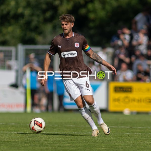 Marcus Mathisen (#6; FC St. Pauli) am Ball im Spielaufbau