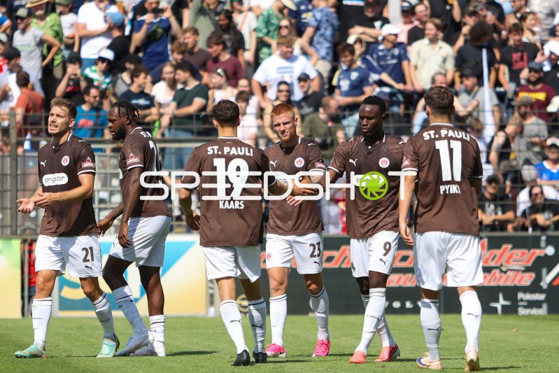Louis Oppie, Abdoulie Ceesay und Lars Ritzka beim Torjubel für FC St. Pauli