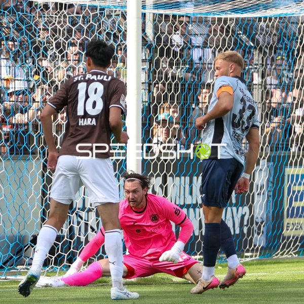 Taichi Hara (#18; FC St. Pauli) und Babelsberg-Torwart im Toraum