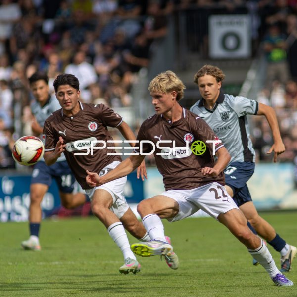 Sam Klein (#22; FC St. Pauli) und Haron Sabah im Zweikampf gegen SV Babelsberg 03