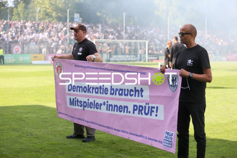 Demokratie-Banner von FC St. Pauli und SV Babelsberg 03 im Karl-Liebknecht-Stadion