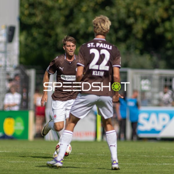Marcus Mathisen und Sam Klein (#22; FC St. Pauli) im Spielaufbau