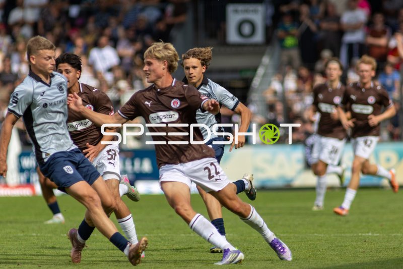 Sam Klein (#22; FC St. Pauli) im Zweikampf gegen SV Babelsberg 03