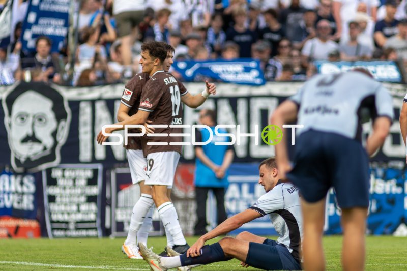 Martijn Kaars (#19; FC St. Pauli) jubelt nach Toraktion in Potsdam