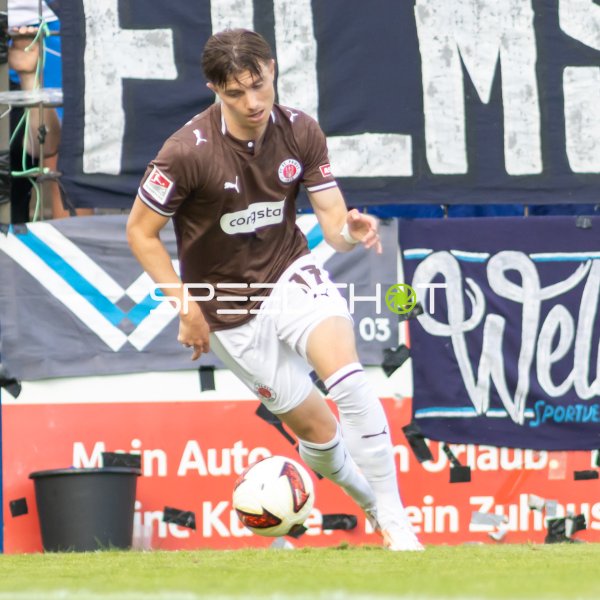Scott Banks (#17; FC St. Pauli) am Ball im Spiel gegen Babelsberg