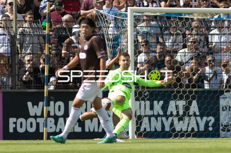 Tomoya Ando (#15; FC St. Pauli) und Torwart vor dem Tor in Potsdam
